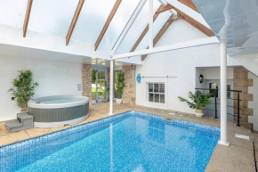 Cotswold Spa House - Country house retreat with indoor swimming pool and hot tub, ideal for large groups